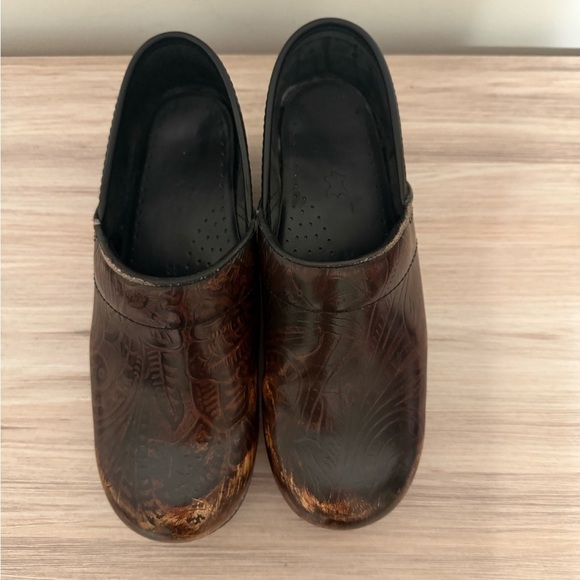Dansko Professional Women's Clogs Brown Leather Tooled Embossed Stapled Size 38 - Picture 2 of 10